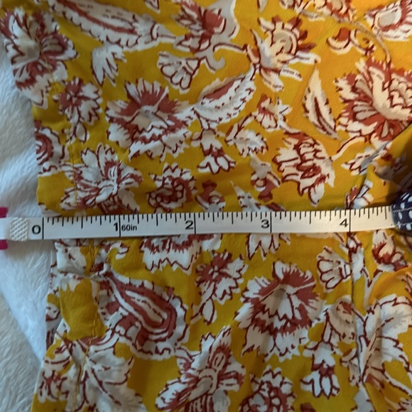 Old Navy Women’s Patterned Shorts Size Medium - Picture 6 of 6